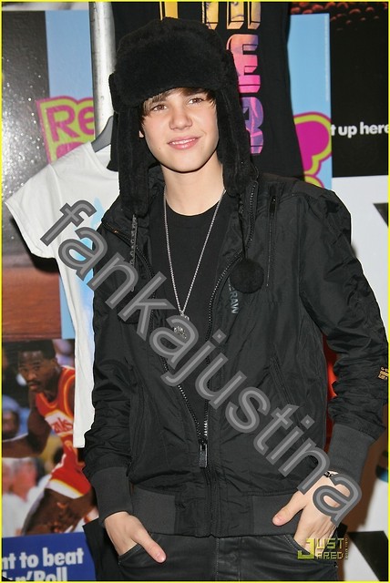 Justin w czapie 