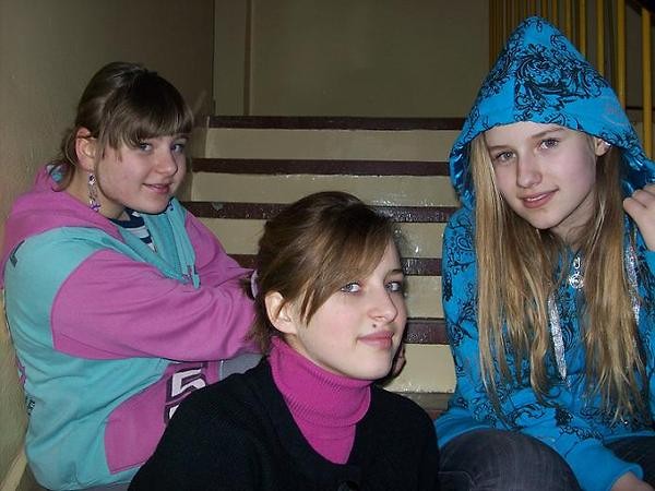 Z dziewczynami;***