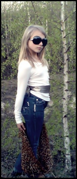 przy drzewie;D