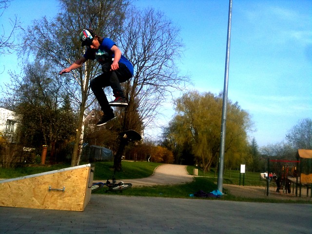 Backside 180 heelflip kiker
