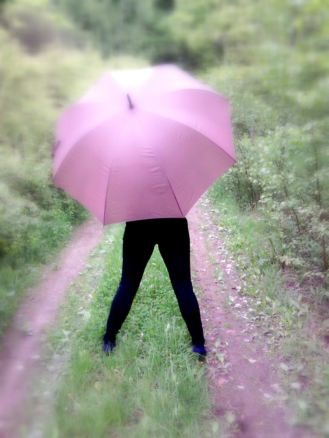staa tam w strugach deszczu...