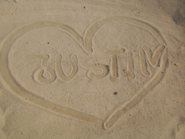 Justineq ; * < , 33 !