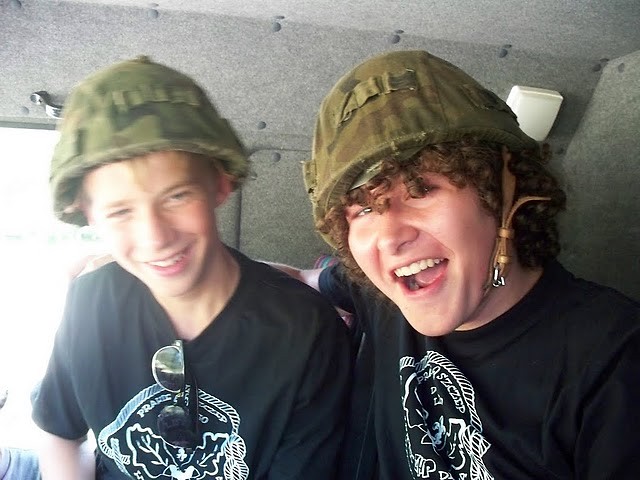 puck puck. -kto tam? -Wojna!!!