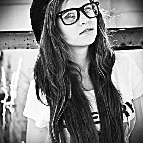 w okularach < 3