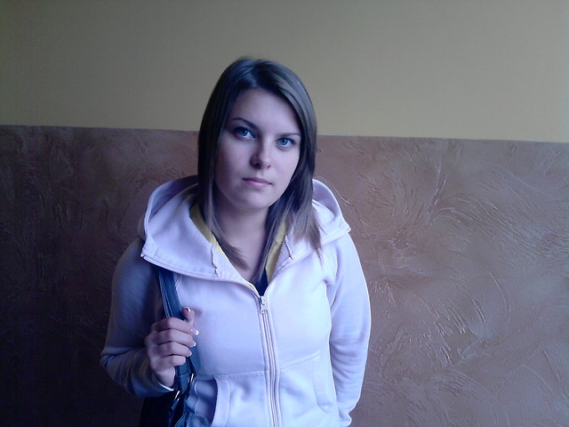 dziwnie zagubiona w sobie...