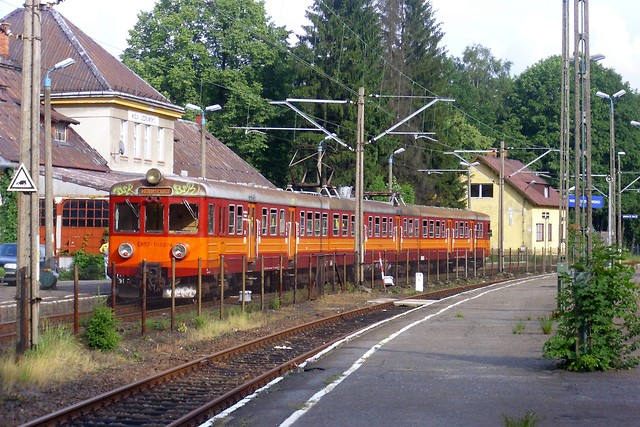 EN57 na stacji Wisa Uzdrowisko