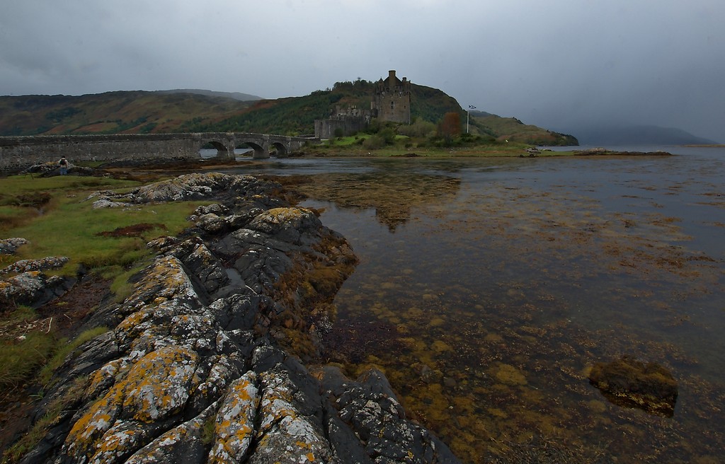 Deszczowy Donan Castle-Szkocja