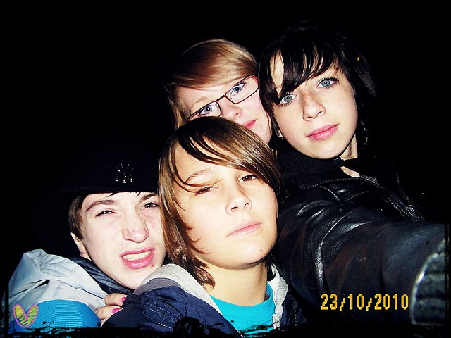 z nimi ;***