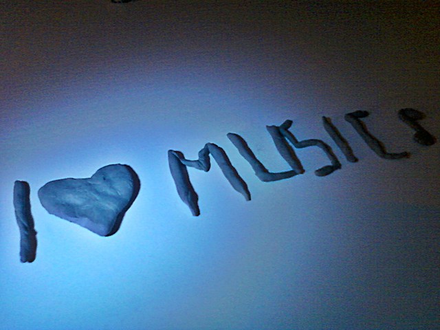 i love music . 
