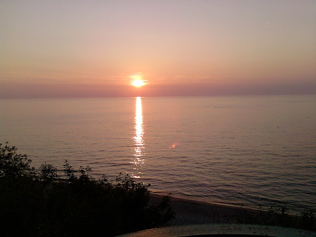 Zachd soca nad morzem.