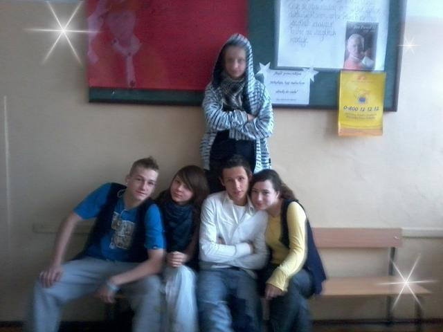 Z nimi  : ***