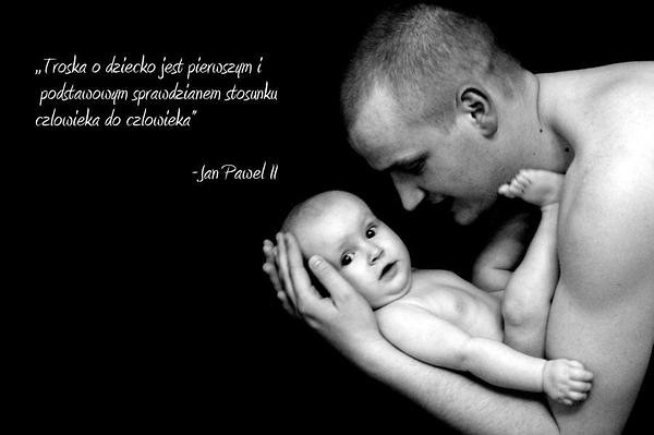 W ramionach taty.