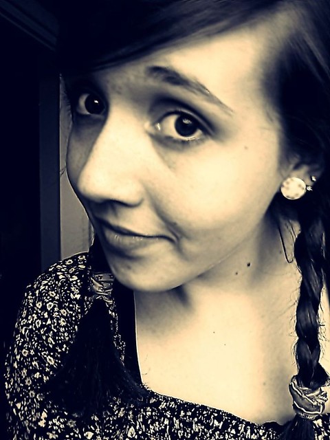 w jeziorach oczu twoich ton ..