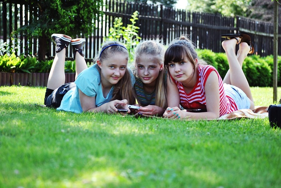 happy three friends
