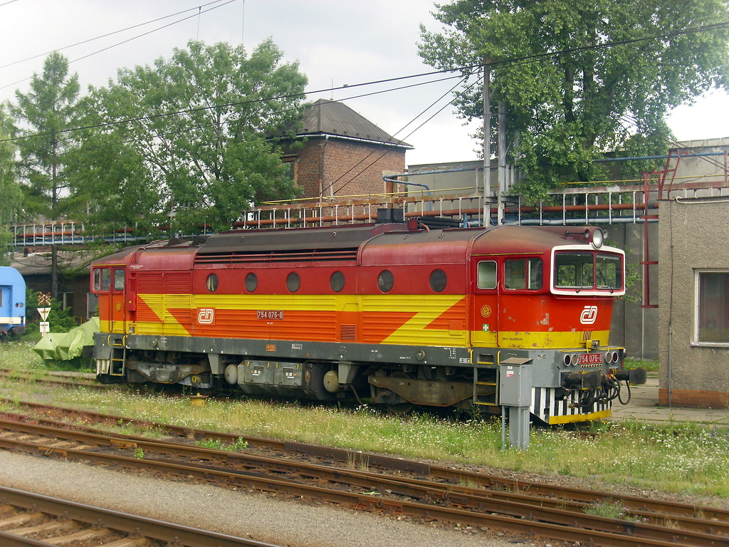 754 076-8