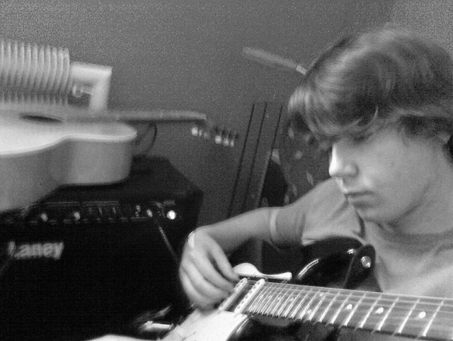 Chopak z gitar...
