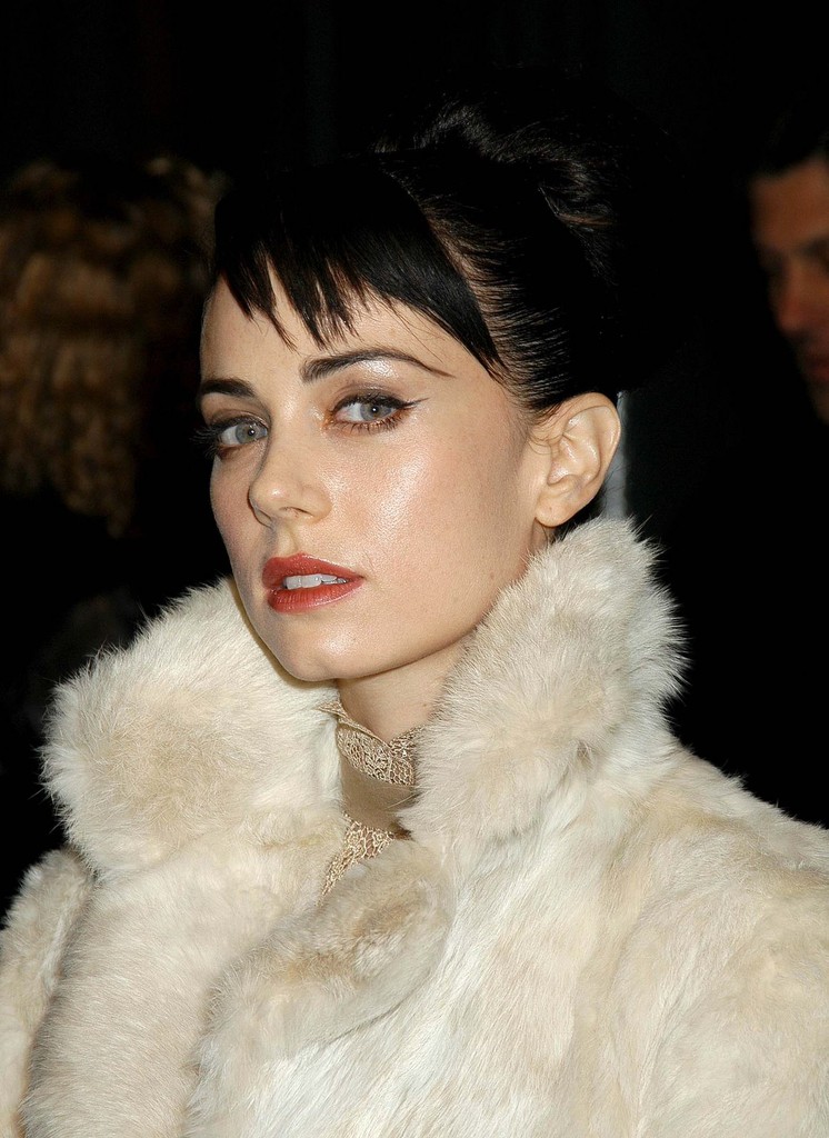 Mia Kirshner .