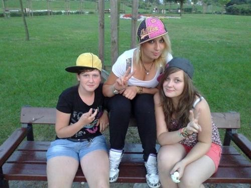 z laskami;**