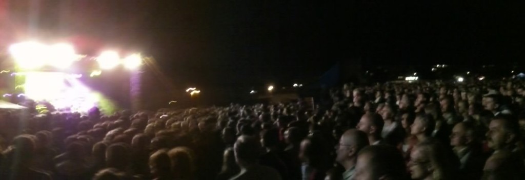 27 . 08 . 2011 < 3