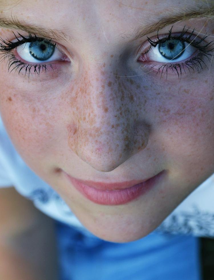 ;]