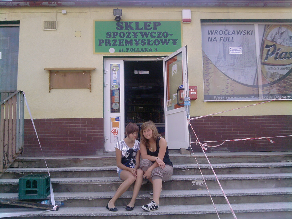 pod sklepem ;]