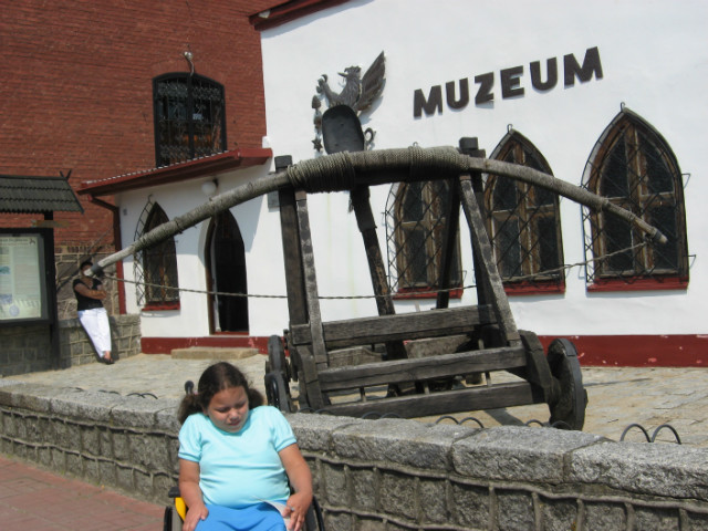 Ja przed jakim   muzeum 