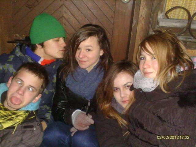 Z nimi ; * .