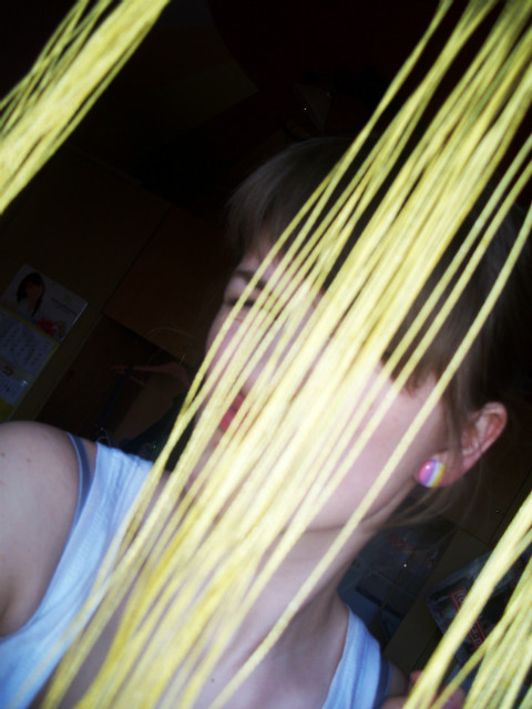 musze zaciska pici.