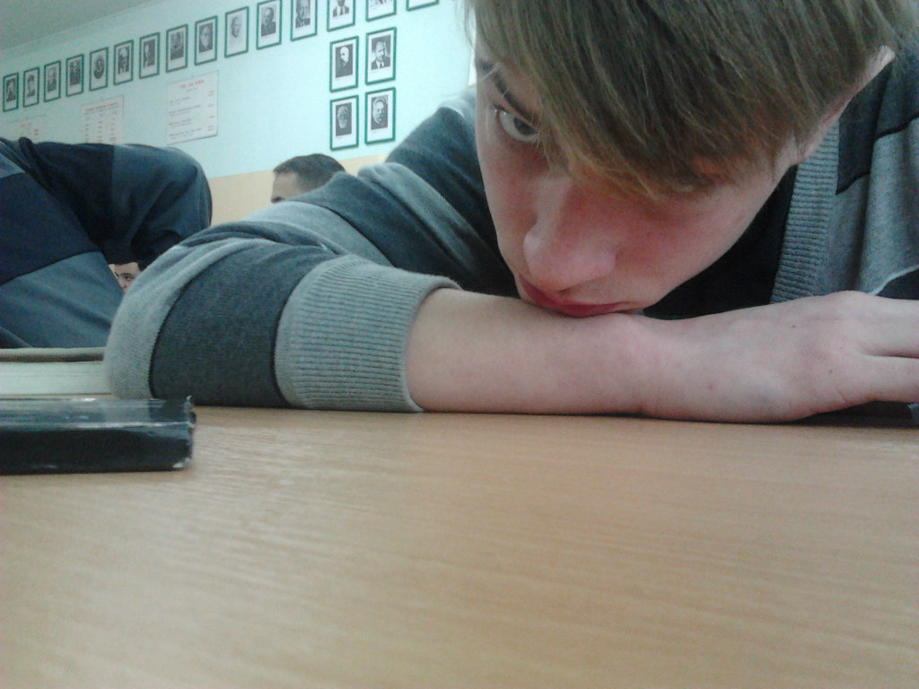 Niedziela ;< 
