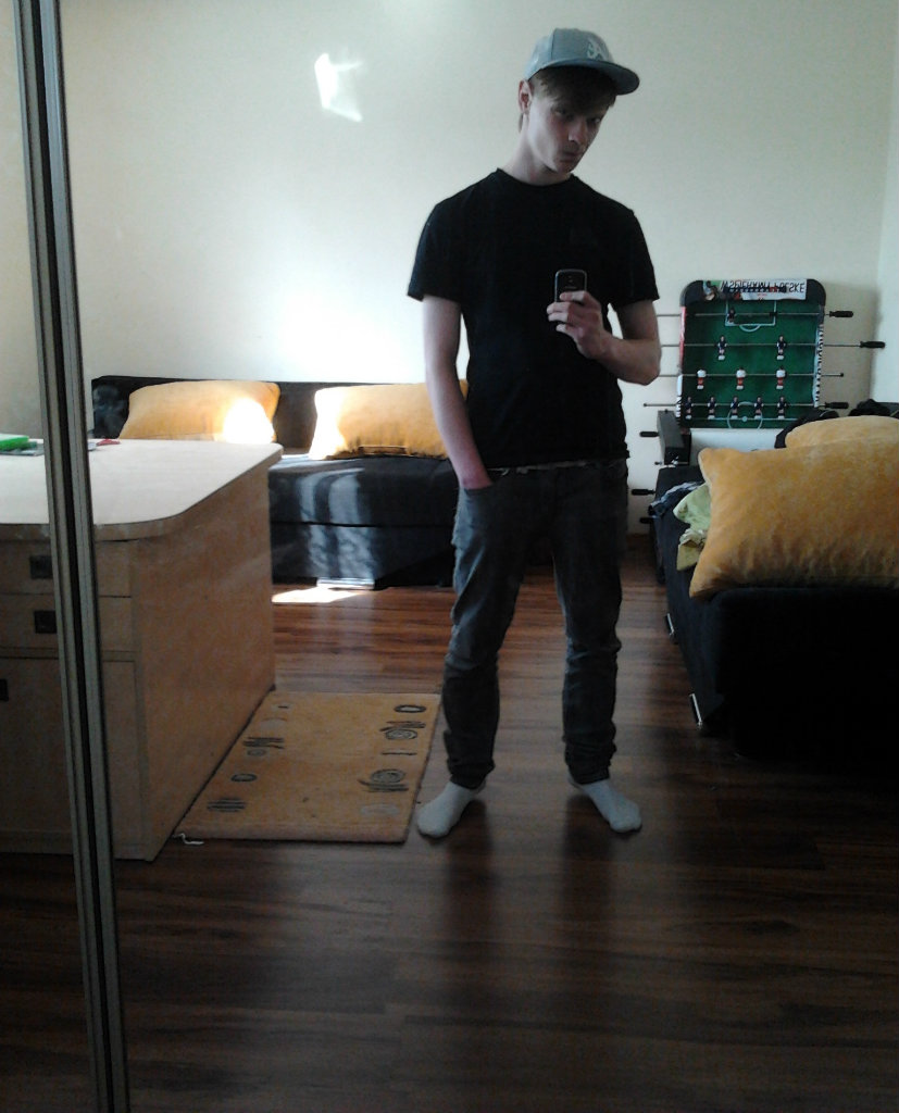 Niedziela ;< 