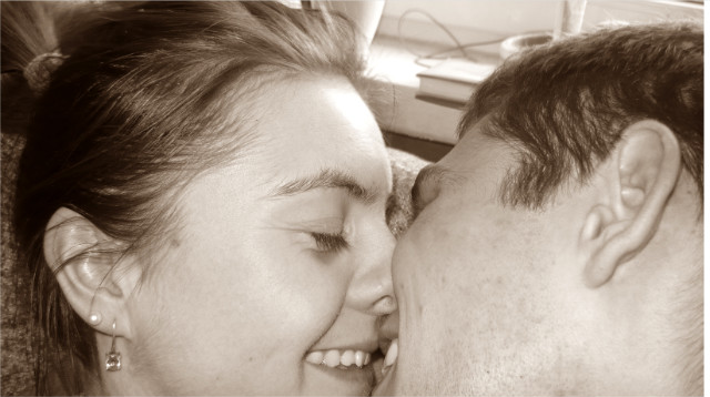 kiss me k-k-kisss me