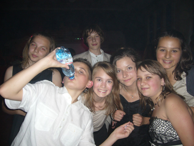 Komers < 33 