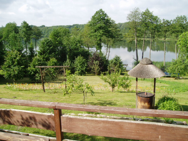 Widok z tarasu na jezioro