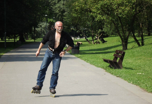 dziadek na rolkach :)