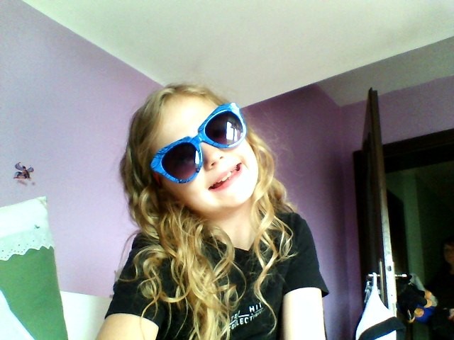 wiat przez niebieskie okulary