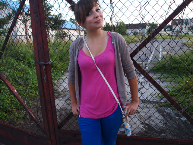 sze trzy.