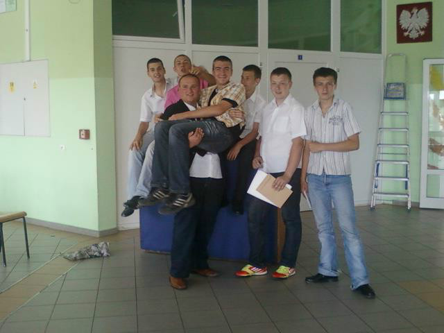 skad ktry gow rozbija mury 