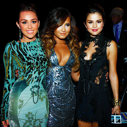 miley,sel,demi