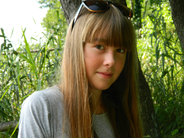pod domkiem;*