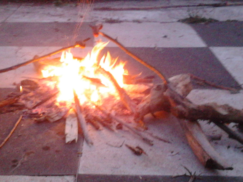 pieczone kiebasy na szachownicy