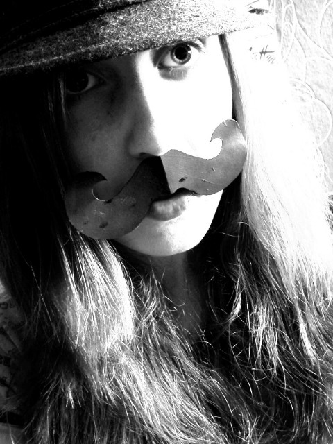 mustasz.