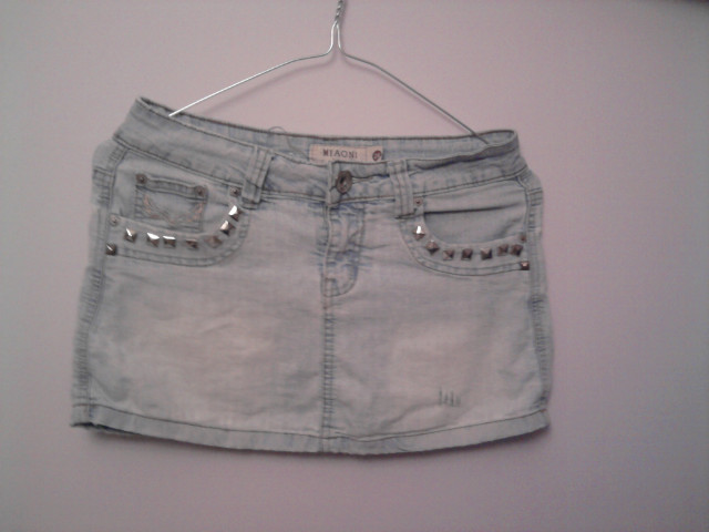 1. Mini jeansowa z wiekami