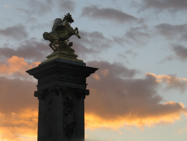 Una estatua ecuestre.