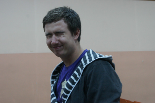 Ta mina mi co przypomina >.