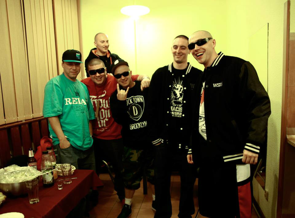 W rodku drzemie lew.