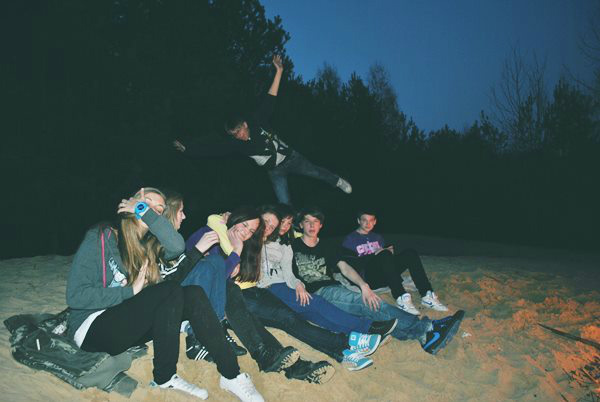 ponie ognisko w lesiee
