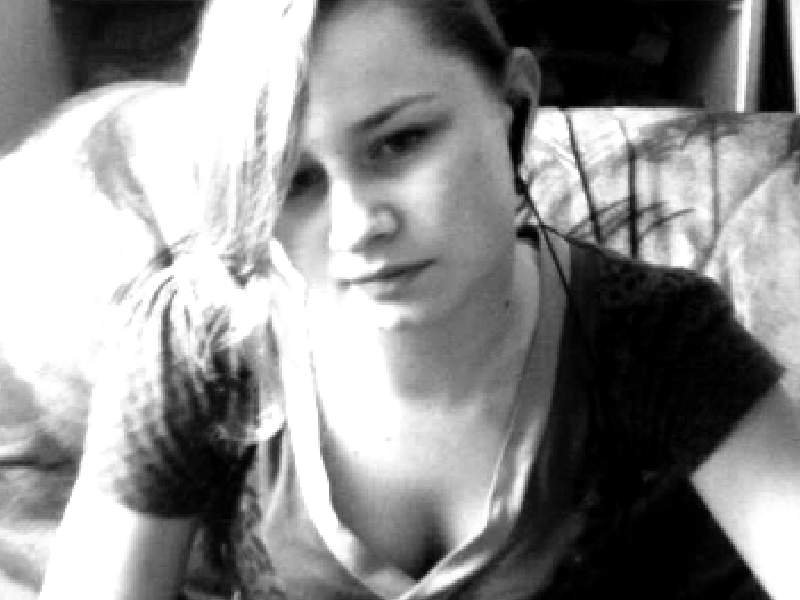 Eloszkka ; - ** < 33