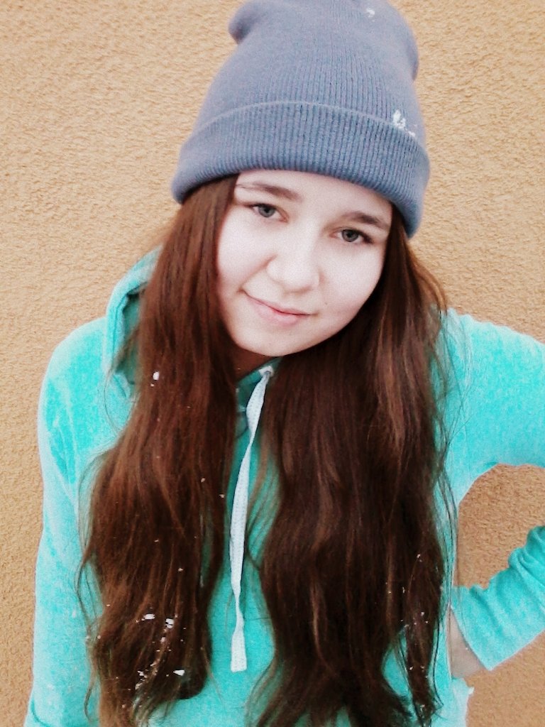 ;>>