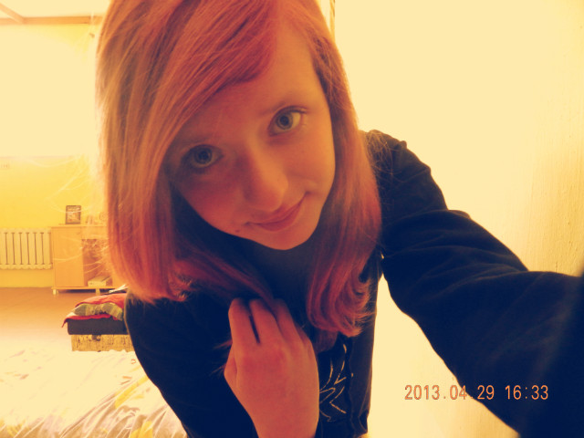 C Z E R W O N E <  3