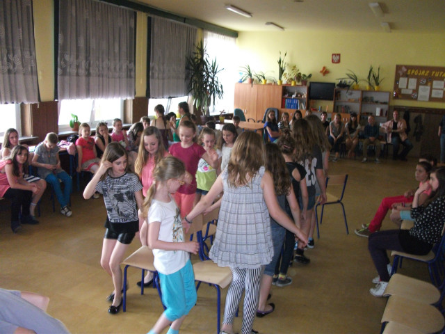 Szkolna dyskoteka :/